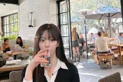 知名女网红翻车每天收入几万礼物却被曝光是AI生成的人物